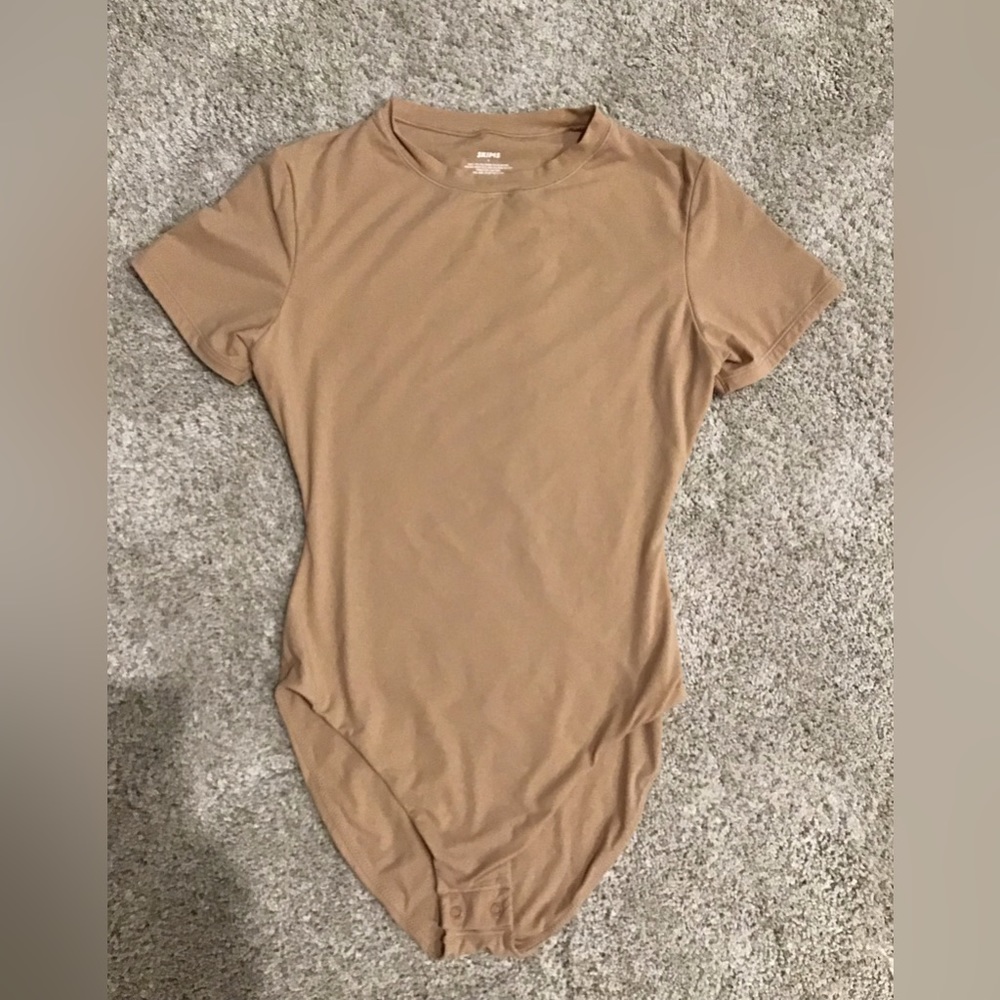 SKIMS Fits Everybody T-Shirt Bodysuit | Clay - Picture 5 of 7